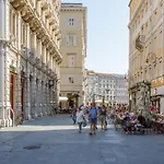 Vista Mozzafiato Su Piazza Unita Design Vista Unica Comfort E Wifi Veloce * Terst