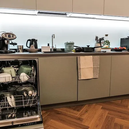 Vista Mozzafiato Su Piazza Unita Design Vista Unica Comfort E Wifi Veloce شقة ترييستي