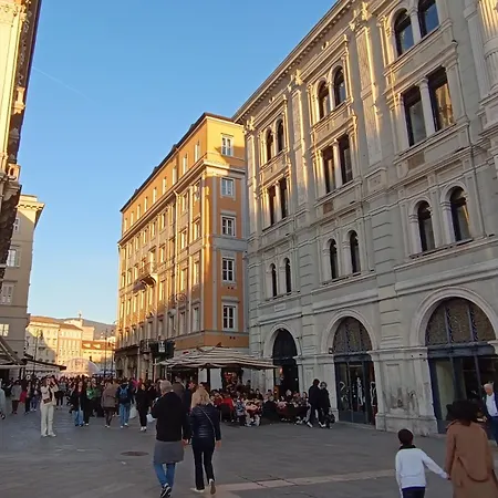 Apartman Vista Mozzafiato Su Piazza Unita Design Vista Unica Comfort E Wifi Veloce Trieszt