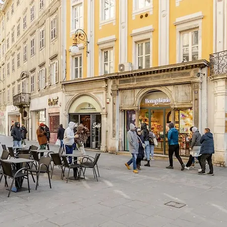 - Vista Piazza Unita